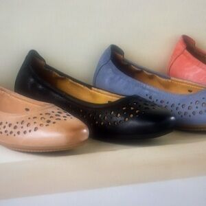 New with Box NWB Women’s  Josef  Seibel Pippa 29  Flats.  Size 8-8.5